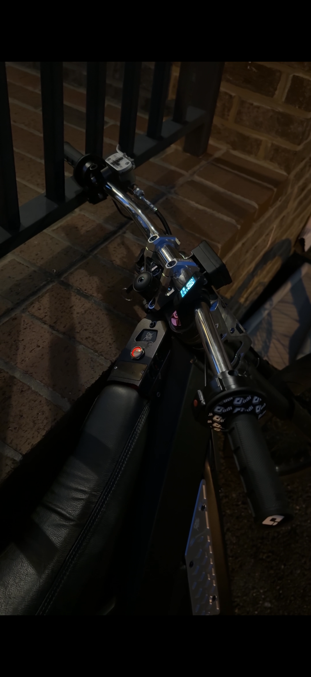 Chrome and Black Gloss Handlebars (31.8mm)